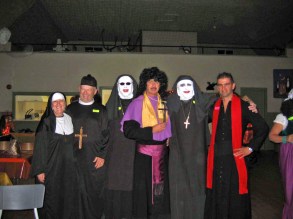 12 Groupe de religieux